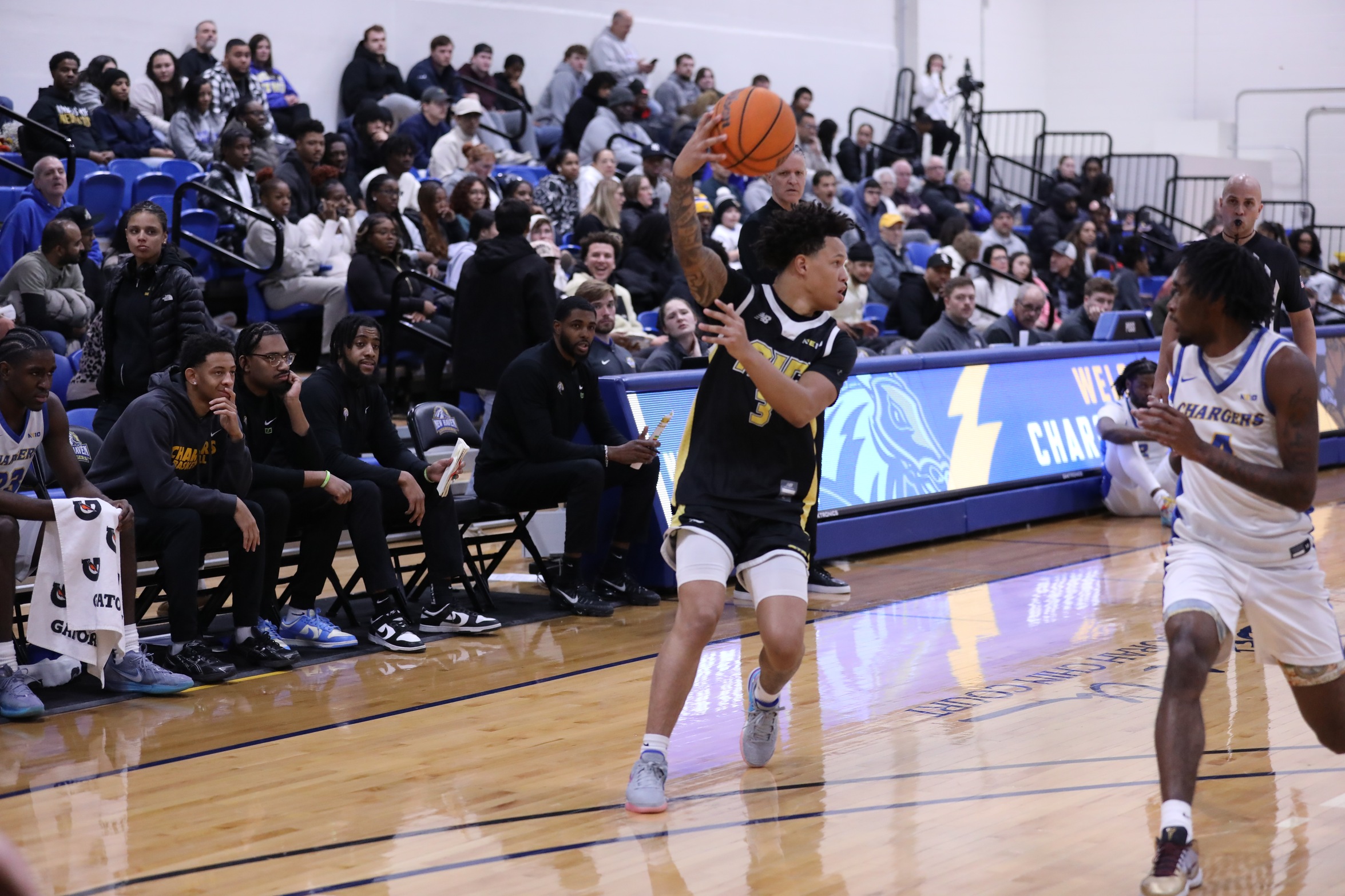 Men's Basketball falls late at New Haven