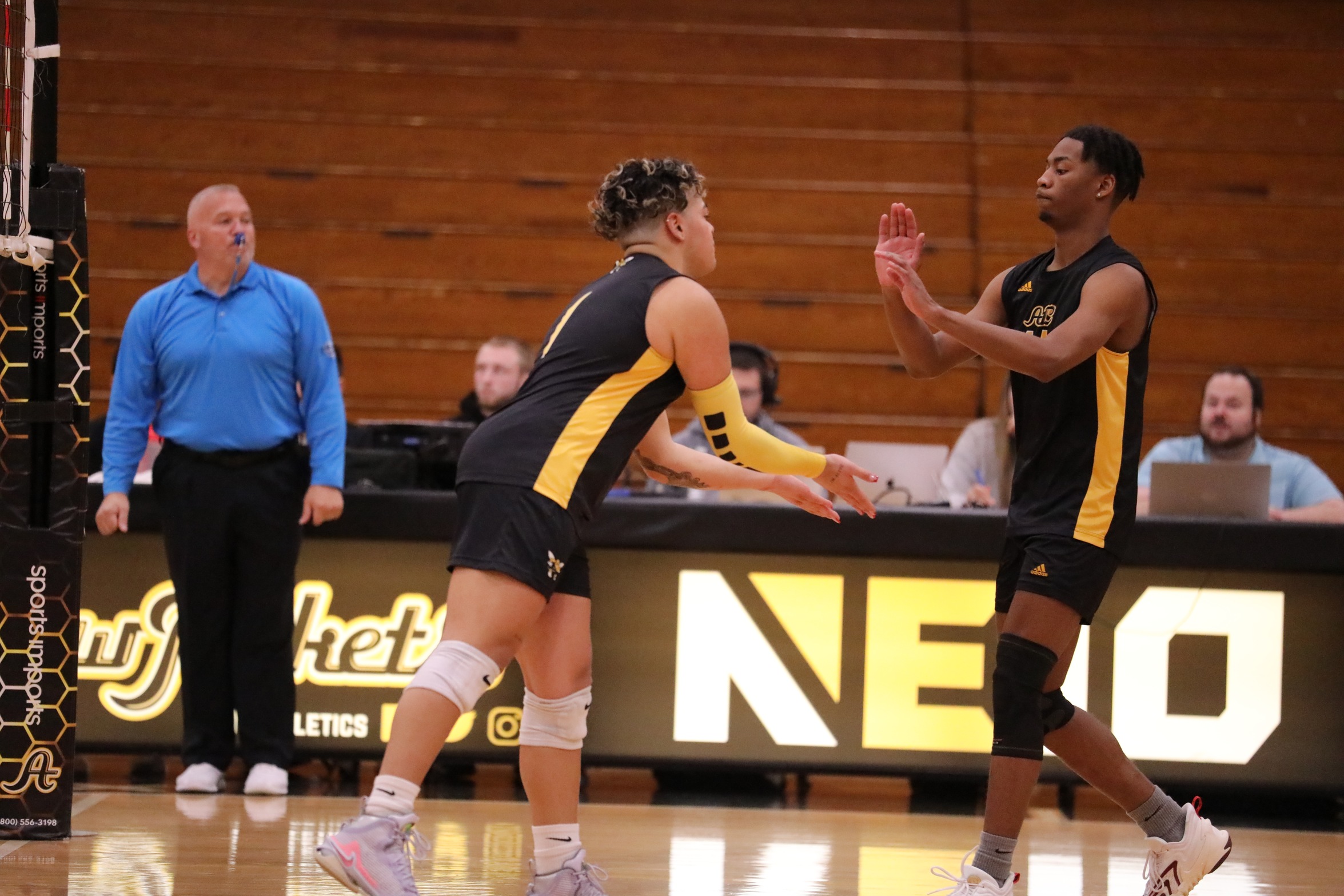Men's Volleyball swept at Sacred Heart